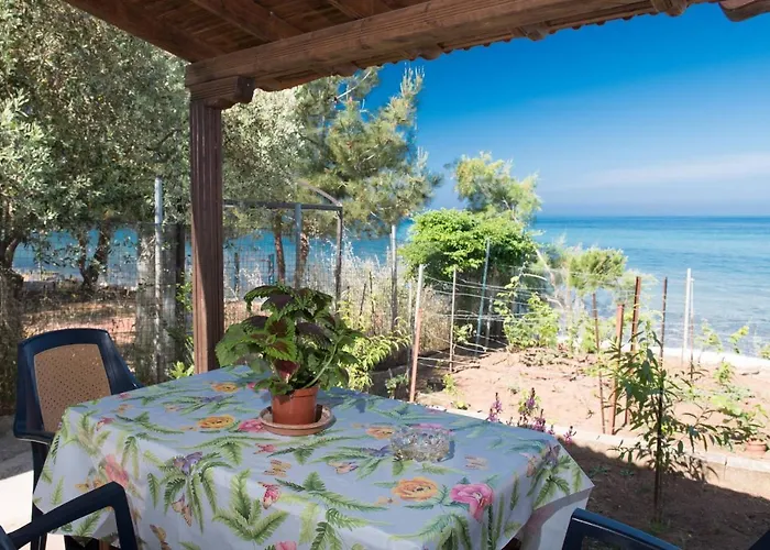 בית נופש Poli's House *
